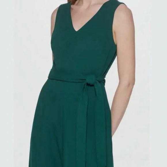 Elegant Green Sleeveless Jumpsuit - Picture 4 of 5